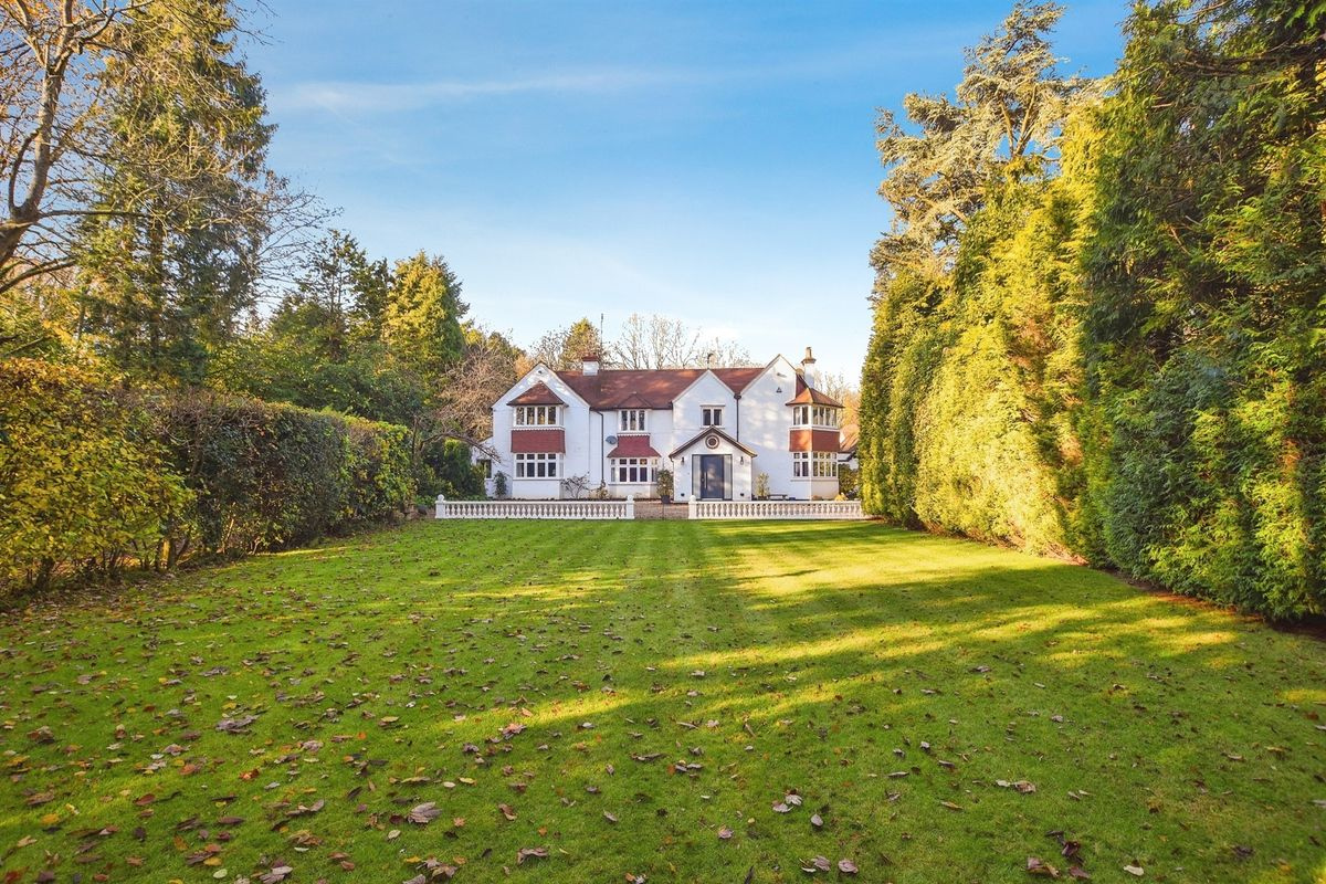 Bovingdon home: luxury woodland home and tennis court