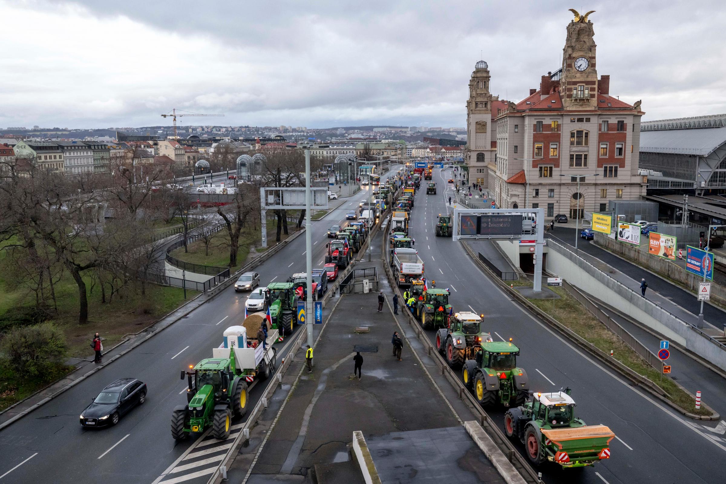 Czech farmers take tractors to Prague in protest at EU agriculture policies