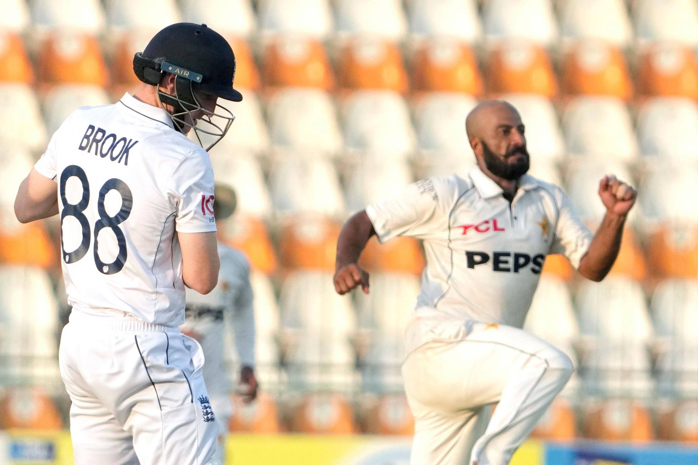 England collapse as Pakistan spinners shine on worn Multan pitch